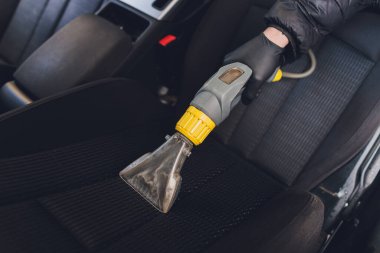 Araba iç tekstil koltukları. Kimyasal temizlik ve profesyonel çıkarma metodu. Erken bahar temizliği ya da düzenli temizlik.