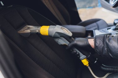 Araba iç tekstil koltukları. Kimyasal temizlik ve profesyonel çıkarma metodu. Erken bahar temizliği ya da düzenli temizlik.
