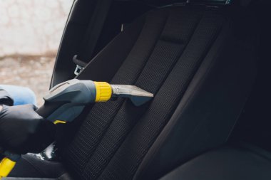Araba iç tekstil koltukları. Kimyasal temizlik ve profesyonel çıkarma metodu. Erken bahar temizliği ya da düzenli temizlik.