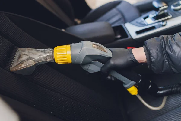 Auto interieur textiel zetels chemische reiniging met professioneel extractie methode. Vroege voorjaarsschoonmaak of regelmatige schoonmaak. — Stockfoto