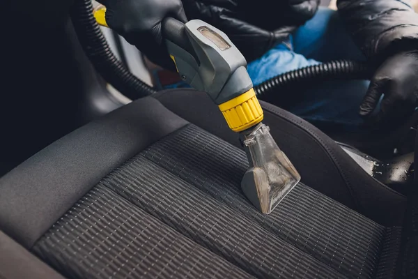 Αυτοκίνητο εσωτερικό υφασμάτινα καθίσματα χημικός καθαρισμός με επαγγελματική μέθοδο εξαγωγής. Καθαρισμός κατά την άνοιξη ή τακτικός καθαρισμός. — Φωτογραφία Αρχείου