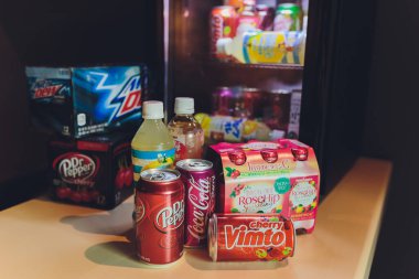 Ufa, Rusya, Gazoz Dükkanı, 3 Temmuz 2019: İçinde çeşitli gazoz markaları bulunan market rafı. Pepsi Co alkolsüz içecek endüstrisindeki en büyük şirketlerden biridir..