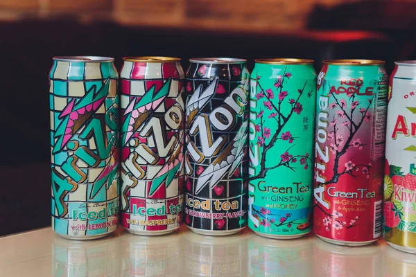 Ufa, Rusia, Toko Soda, 3 Juli 2019: Minuman ringan teh Iced Arizona di atas meja — Stok Foto