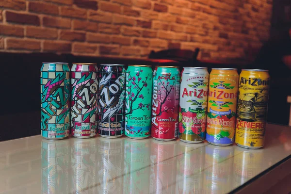 Ufa, Russie, Soda Shop, 3 juillet, 2019 : Arizona Thé glacé boisson gazeuse sur la table — Photo