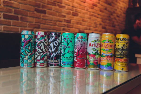 Ufa, Rússia, Soda Shop, 3 de julho de 2019: Arizona Refrigerante de chá gelado na mesa — Fotografia de Stock