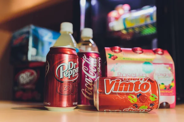 Ufa, Russia, Soda Shop, 3 Juli 2019: Rak toko grosir dengan berbagai merek soda dalam kaleng. Pepsi Co adalah salah satu perusahaan terbesar di industri minuman non-alkohol. — Stok Foto