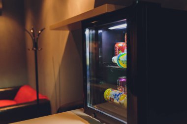 Ufa, Rusya, Gazoz Dükkanı, 3 Temmuz 2019: İçinde çeşitli gazoz markaları bulunan market rafı. Pepsi Co alkolsüz içecek endüstrisindeki en büyük şirketlerden biridir..