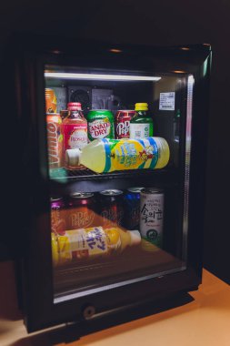 Ufa, Rusya, Gazoz Dükkanı, 3 Temmuz 2019: İçinde çeşitli gazoz markaları bulunan market rafı. Pepsi Co alkolsüz içecek endüstrisindeki en büyük şirketlerden biridir..