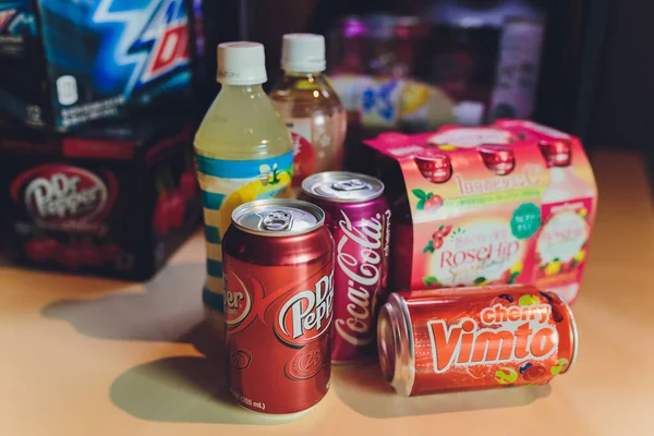 Ufa, Russia, Soda Shop, 3 Juli 2019: Rak toko grosir dengan berbagai merek soda dalam kaleng. Pepsi Co adalah salah satu perusahaan terbesar di industri minuman non-alkohol. — Stok Foto