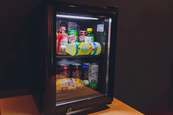 Ufa, Rússia, Soda Shop, 3 de julho de 2019: Prateleira de mercearia com várias marcas de refrigerante em latas. A Pepsi Co é uma das maiores empresas do setor de bebidas não alcoólicas . — Fotografia de Stock