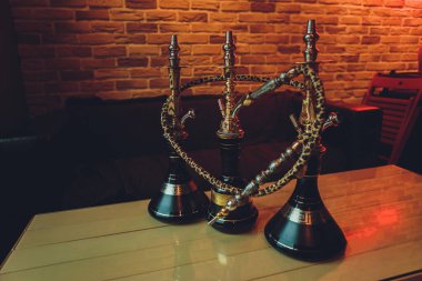 Akşamları bir kafedeki terasta ahşap nargile..