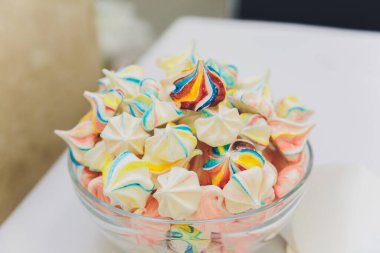 Cupcake paketleme, teslimat kutusu, pembe ve beyaz krem, seçici odak, vanilyalı kek yakın çekim.