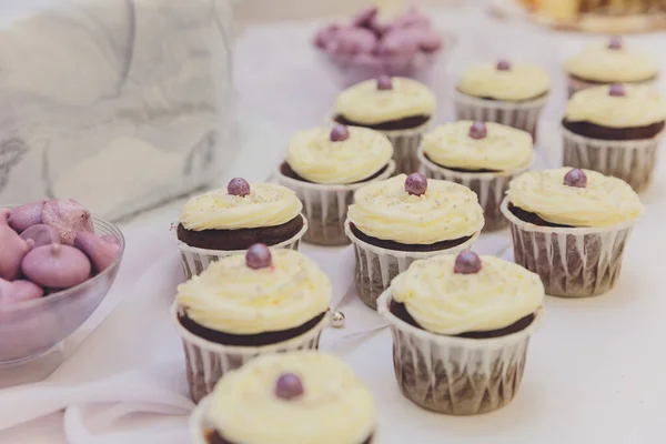 Cupcake συσκευασία, συσκευασία, η βανίλια cupcakes με ροζ και λευκή κρέμα, επιλεκτική εστίαση, κοντινό πλάνο. — Φωτογραφία Αρχείου