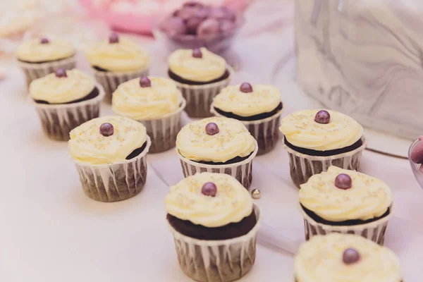 Envasado de magdalenas, caja de entrega, cupcakes de vainilla con crema rosa y blanca, enfoque selectivo, primer plano . —  Fotos de Stock