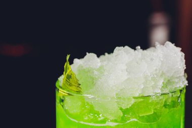 Siyah arka planda modern taze kuyruk kuyruğu.