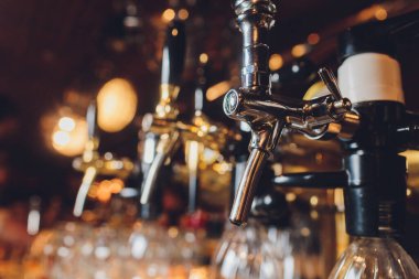 Bira dağıtmak için şişe ve teçhizatla dolu bar tezgahı. Barda bira dağıtmak için bir cihaz. Bar. Restorandaki barda. Lokantada bira dağıtmak için bir cihaz..