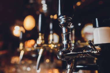 Bira dağıtmak için şişe ve teçhizatla dolu bar tezgahı. Barda bira dağıtmak için bir cihaz. Bar. Restorandaki barda. Lokantada bira dağıtmak için bir cihaz..
