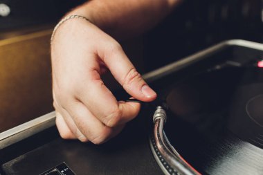 Akustik vinili DJ eliyle kapat.