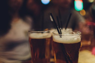 Bir barda soğuk hafif bira bardağı..