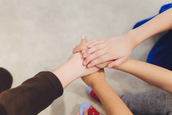 Grupo de niños pequeños unidos de la mano arriba ver la amistad y ayudar . — Foto de Stock