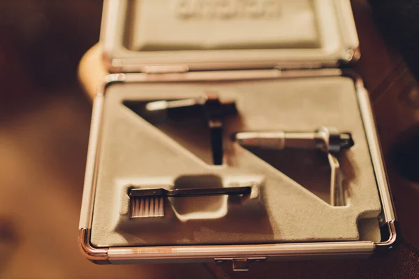 Testa del suono in un vinile primo piano. Ago per la lettura del suono da un vinile . — Foto Stock