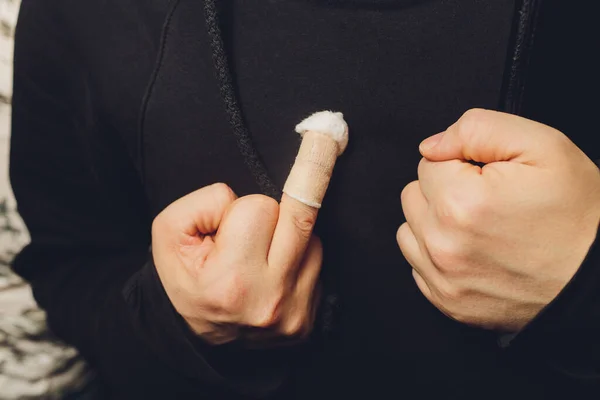 Επίδεσμος λευκού φαρμάκου σε κοντινό δάχτυλο τραυματισμού. — Φωτογραφία Αρχείου