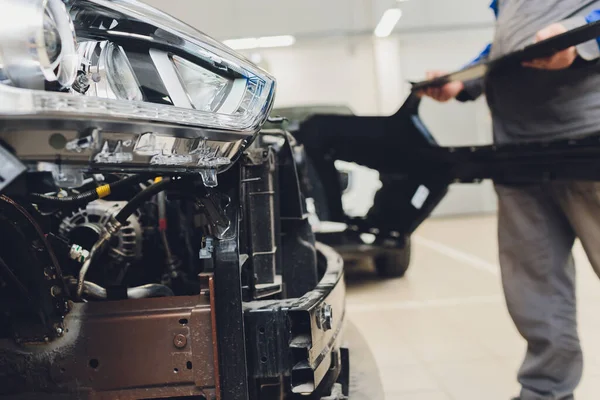 Bilmekaniker reparation bil kropp stötfångare ersättning. — Stockfoto