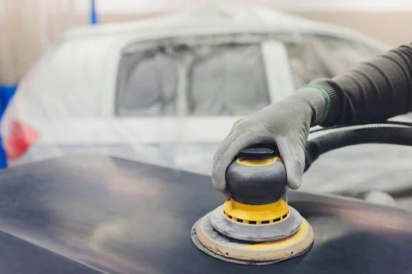 Otomatik tamirci güç tampon makinesi ile cilasını uygulayarak arabayı boya işi için hazırlıyor — Stok fotoğraf