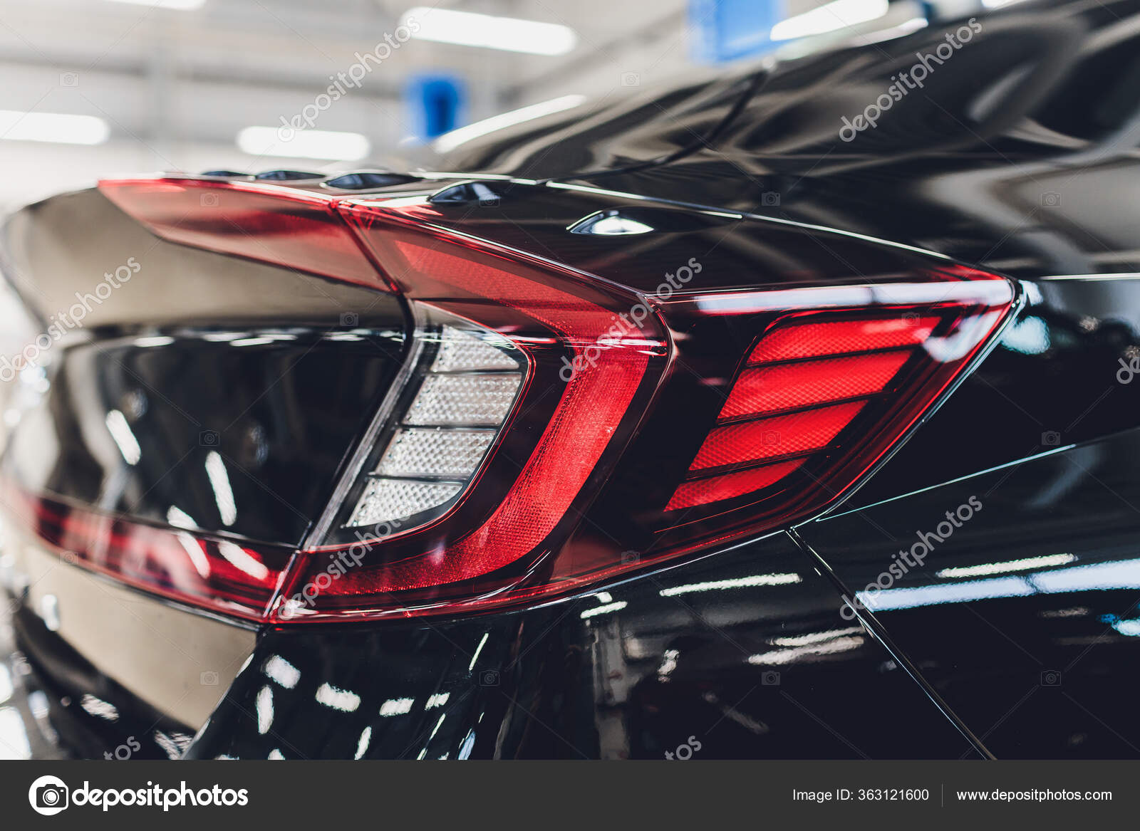 Detail am Auto. Neue LED-Rückleuchte bei Nacht. Die Rückleuchten des Autos,  in Hybrid-Sportwagen. Entwickelte Autos Rücklicht Bremse. -  Stockfotografie: lizenzfreie Fotos © vershinin.photo 363121600