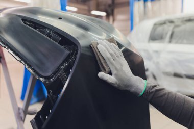 Otomatik tamirci güç tampon makinesi ile cilasını uygulayarak arabayı boya işi için hazırlıyor