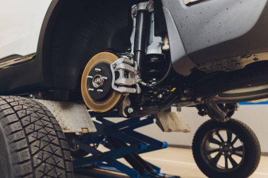 Modern araba servisi. Oda servisindeki arabanın arka görüntüsü. Tekerlek değiştirme. Kaportacı. sanayi arkaplanı.