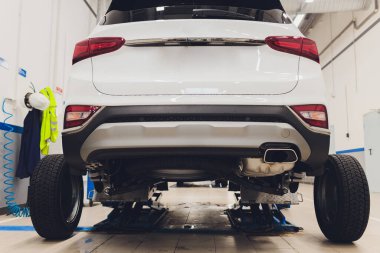 Modern araba servisi. Oda servisindeki arabanın arka görüntüsü. Tekerlek değiştirme. Kaportacı. sanayi arkaplanı.