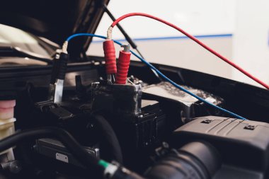 Seçici odak aracı elektrik kablolarıyla şarj ediyor.