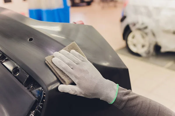 Mecánico automático preparando el coche para el trabajo de pintura mediante la aplicación de pulido con la máquina de amortiguación de potencia —  Fotos de Stock