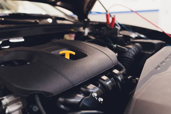 Selective focus charging car with electricity trough cables. — Stock Photo, Image