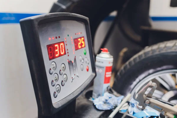 Moderno equilibrio del soporte de la computadora de coches de ruedas . — Foto de Stock