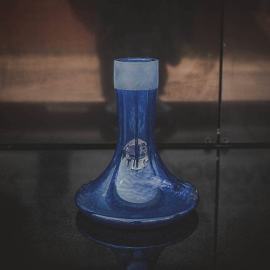 nargile parçası, modern tasarım, siyah bir arka plan üzerinde.