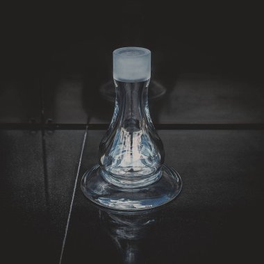 nargile parçası, modern tasarım, siyah bir arka plan üzerinde.