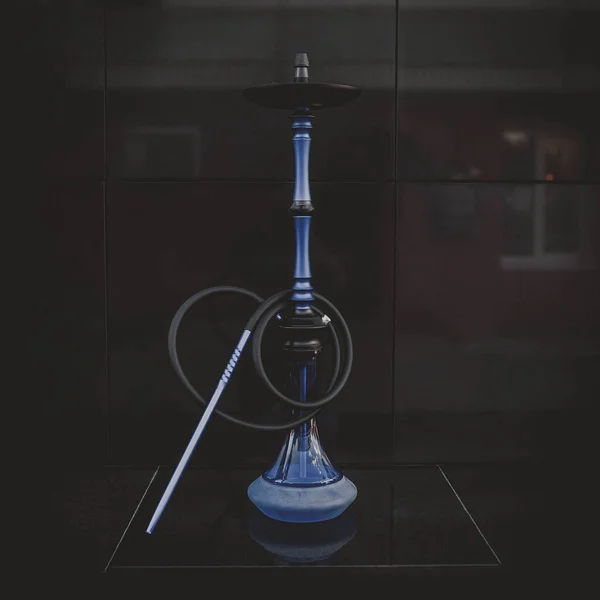 Parte de la cachimba, diseño moderno, sobre un fondo negro . — Foto de Stock