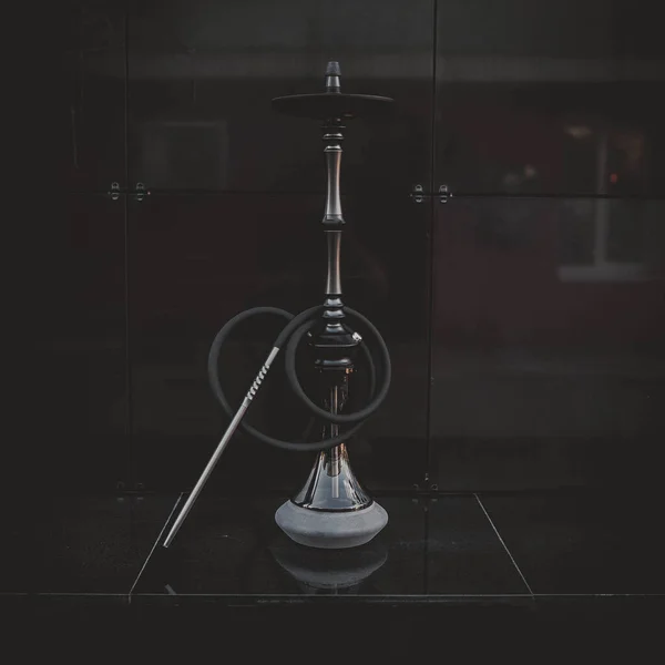 Parte de la cachimba, diseño moderno, sobre un fondo negro . — Foto de Stock