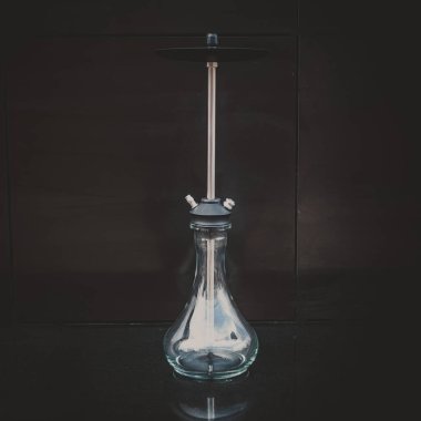 nargile parçası, modern tasarım, siyah bir arka plan üzerinde.