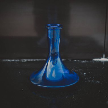 nargile parçası, modern tasarım, siyah bir arka plan üzerinde.