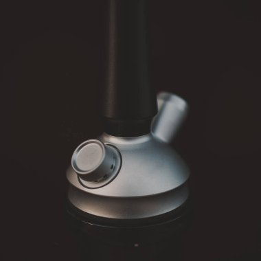 nargile parçası, modern tasarım, siyah bir arka plan üzerinde.