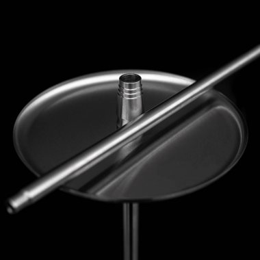 nargile parçası, modern tasarım, siyah bir arka plan üzerinde.