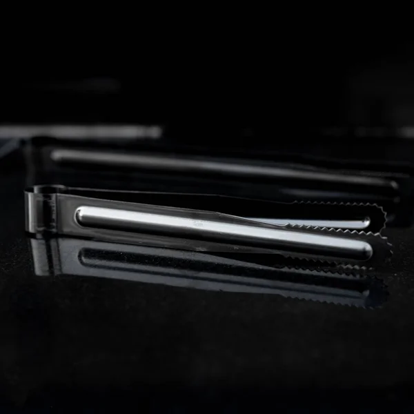 Parte do narguilé, design moderno, em um fundo preto . — Fotografia de Stock