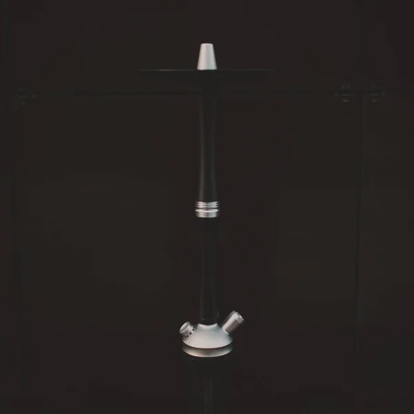 Parte de la cachimba, diseño moderno, sobre un fondo negro . — Foto de Stock