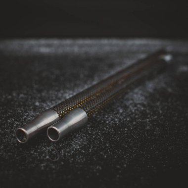 nargile parçası, modern tasarım, siyah bir arka plan üzerinde.