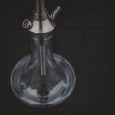 nargile parçası, modern tasarım, siyah bir arka plan üzerinde.