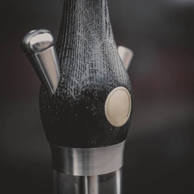 nargile parçası, modern tasarım, siyah bir arka plan üzerinde.