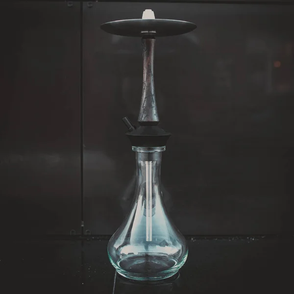 Parte de la cachimba, diseño moderno, sobre un fondo negro . — Foto de Stock